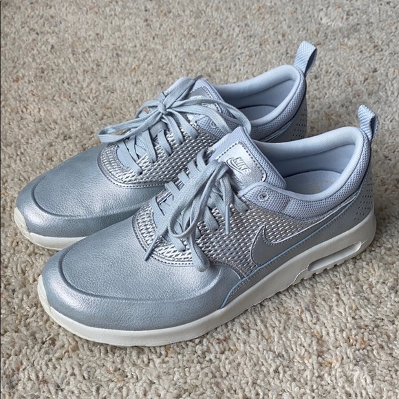 Nike Shoes - Nike AirMax. EUC. Size 10. Silver.